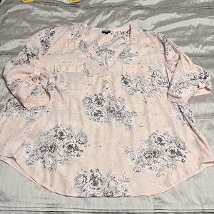 Short-sleeved blouse with shirt-tail hem